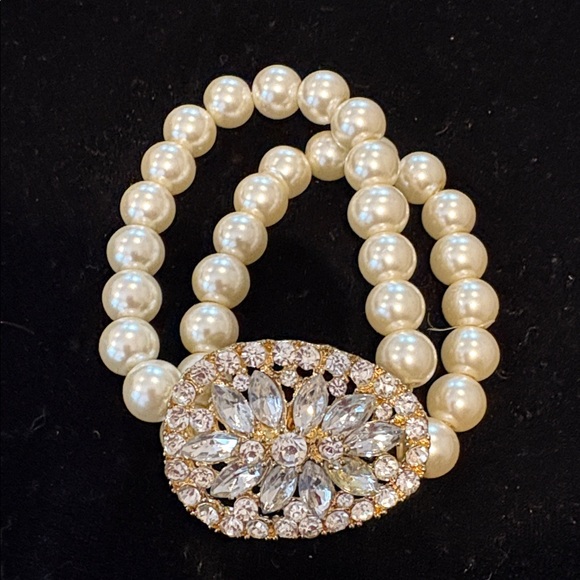 Elegant Pearl and Crystal Bracelet - Picture 3 of 4